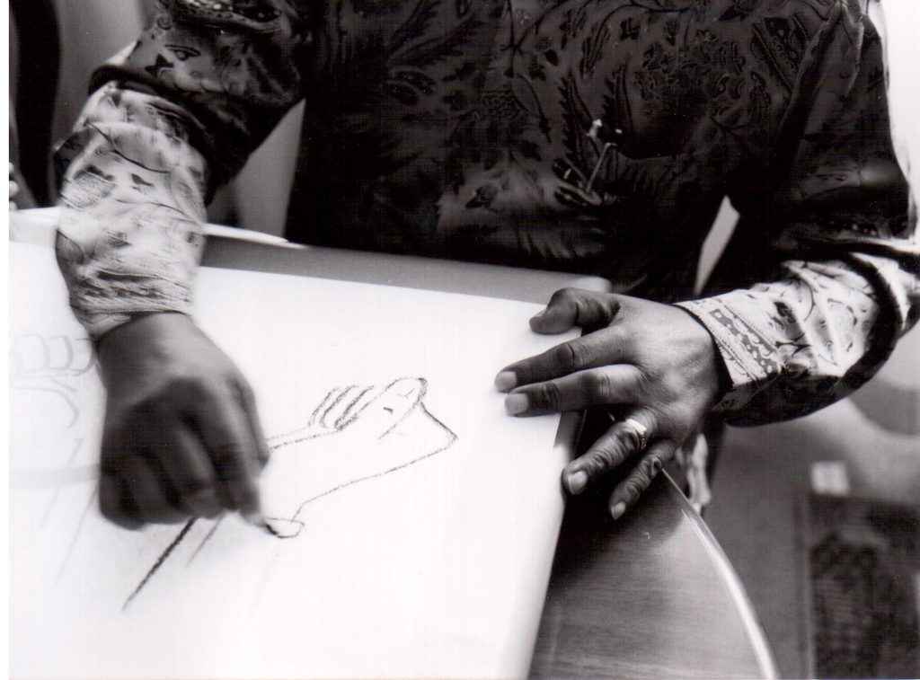 Nelson Mandela mentre disegna una delle opere che faranno parte della capsule The Struggle Series di Maki Mandela